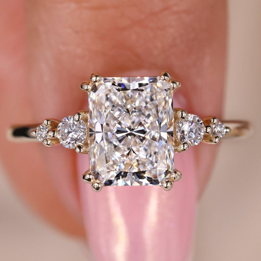 Radiant cut diamond ring featuring a stunning radiant diamond ring design.
