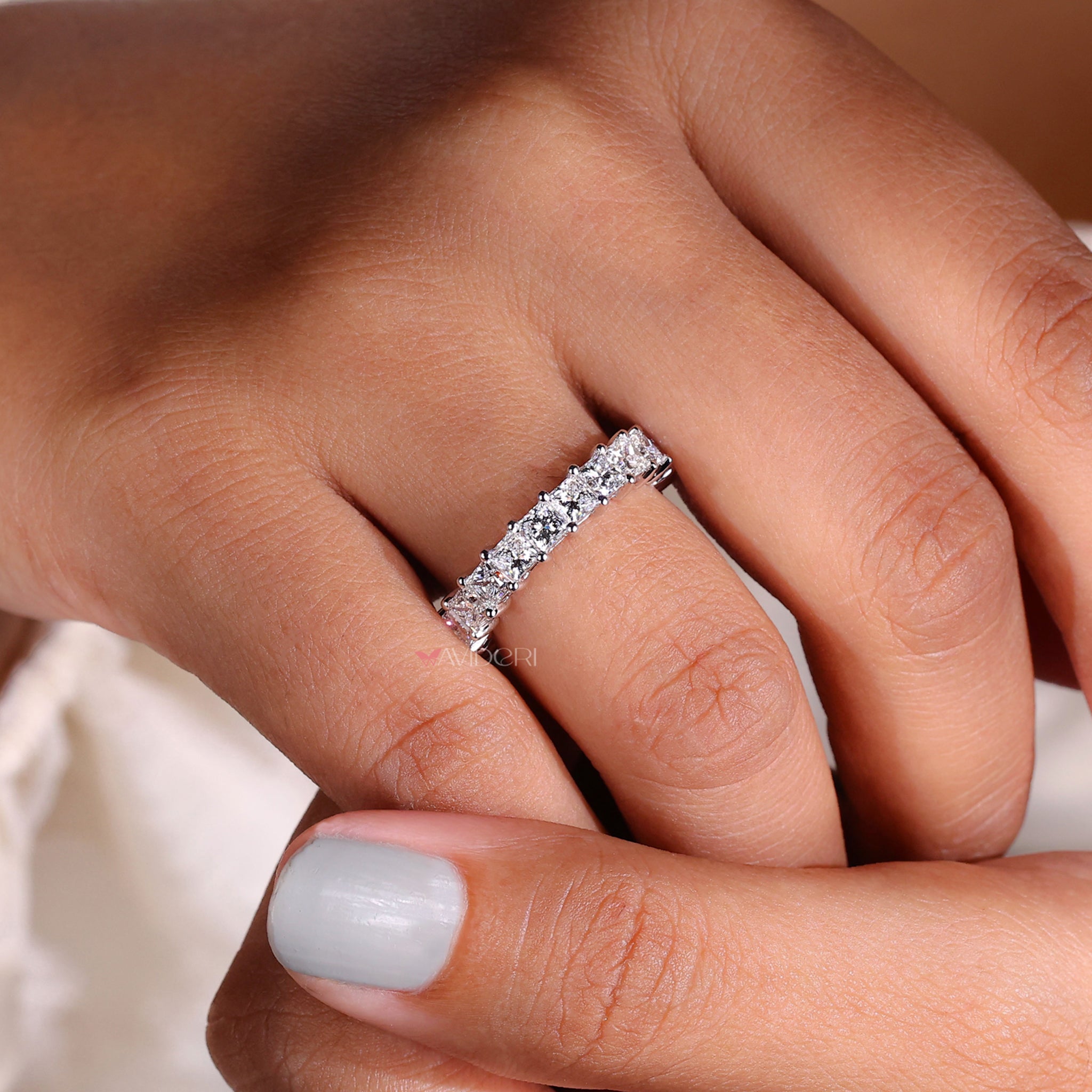 Classic white gold band with a polished finish.
