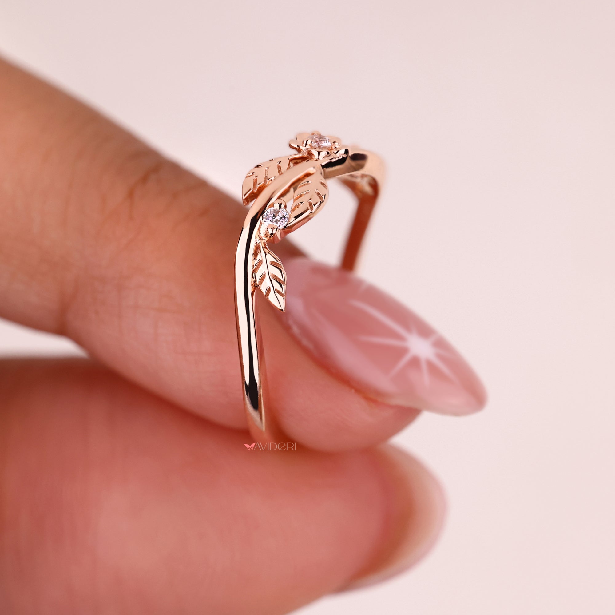 Sophisticated round diamond gold band for special occasions.