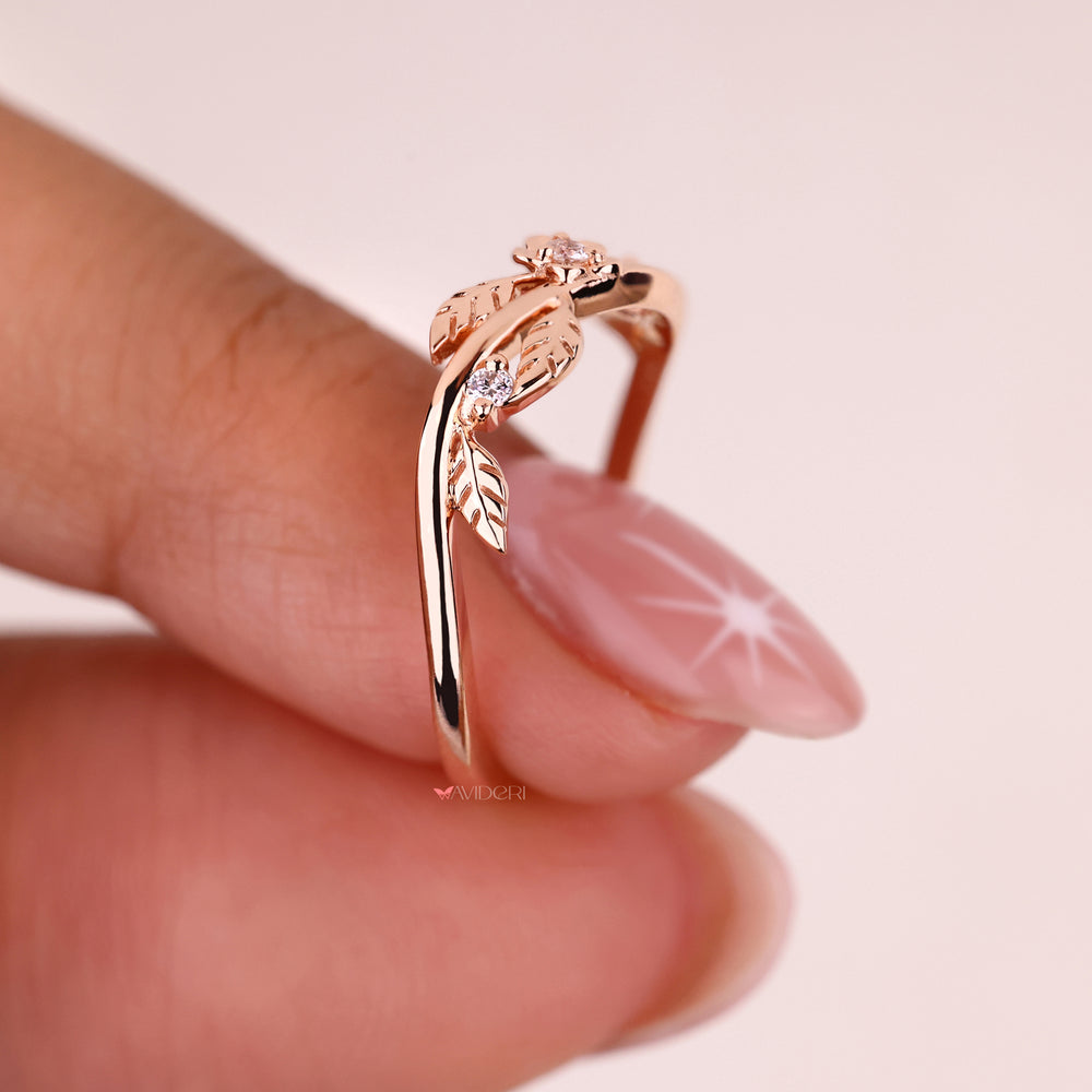 Sophisticated round diamond gold band for special occasions.