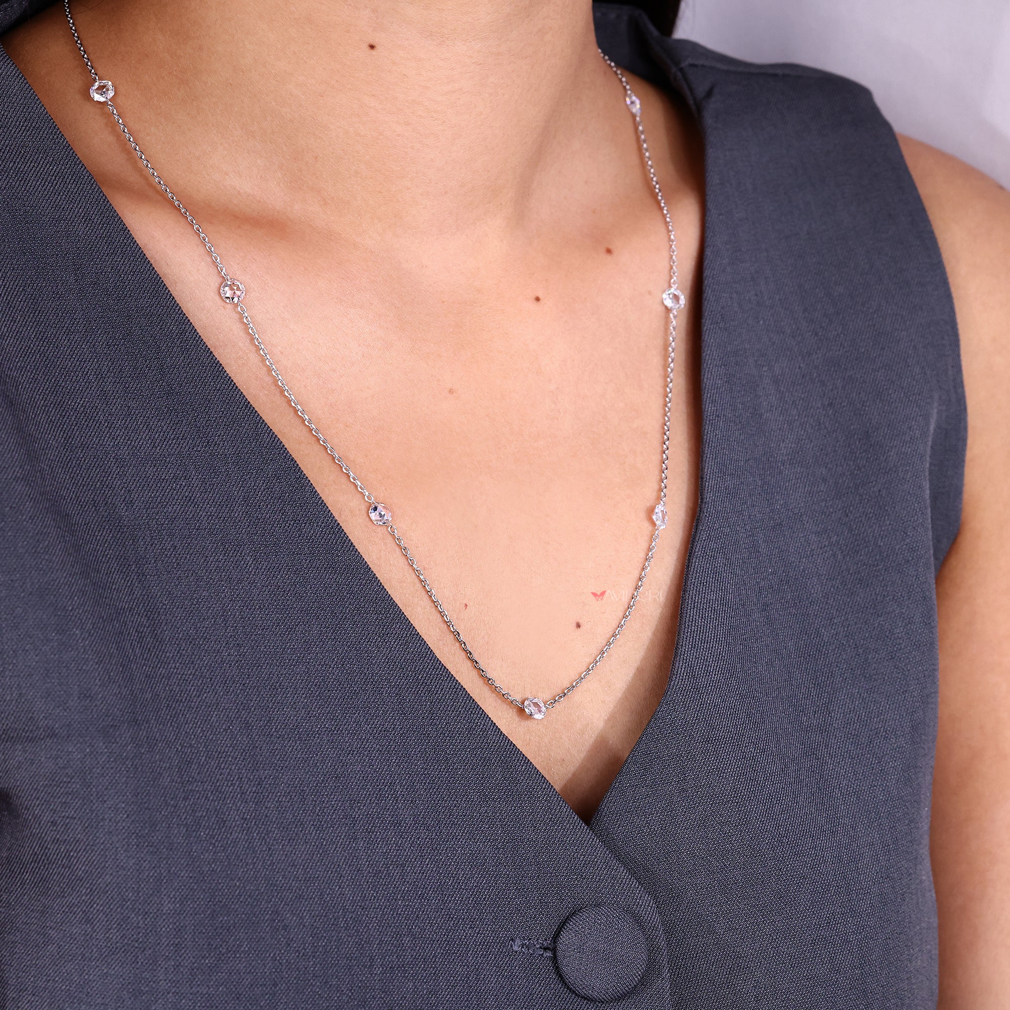 White gold chain necklace with a diamond pendant.