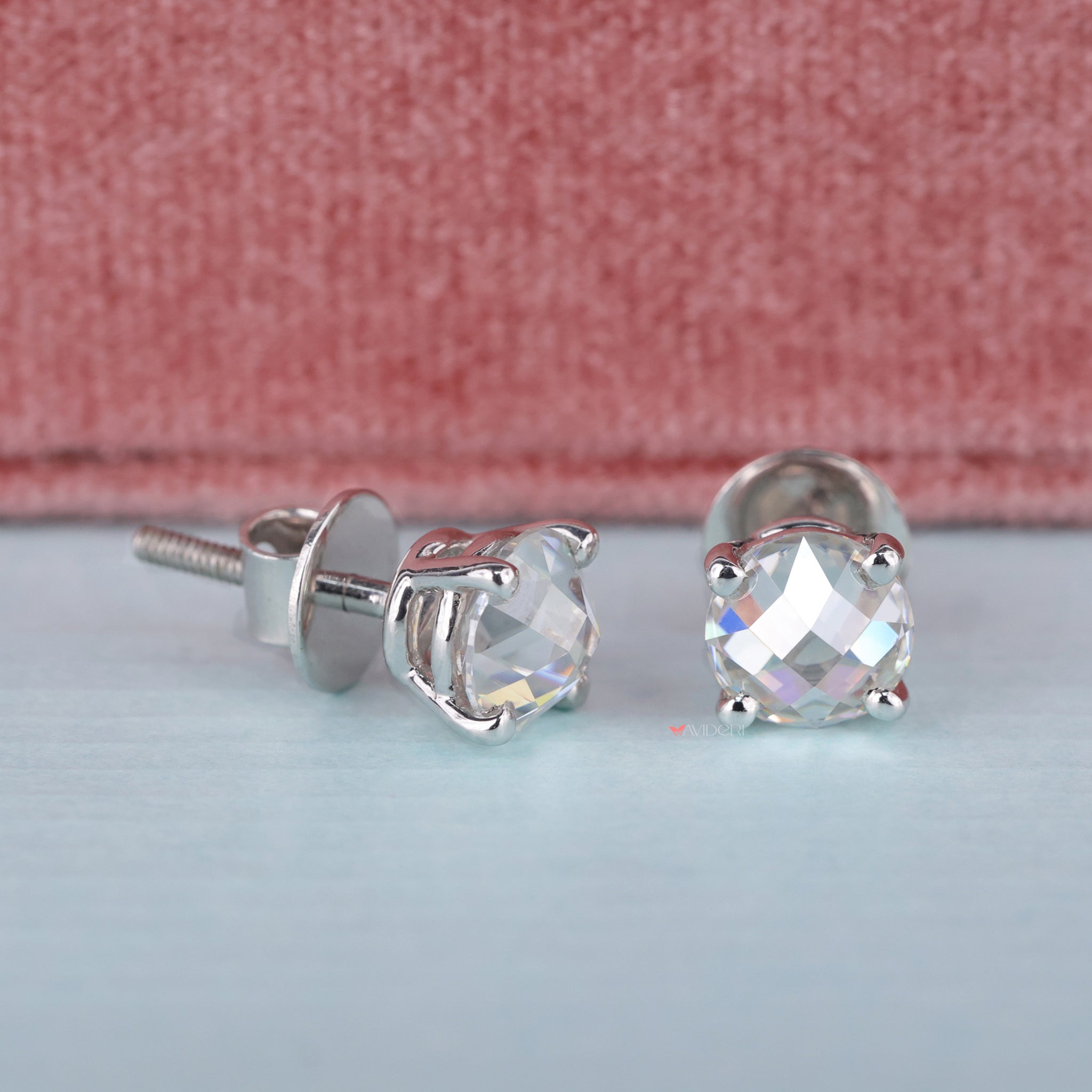 The checkerboard round earrings feature a creative design.