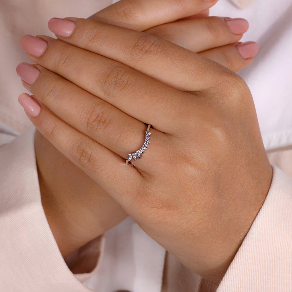 Curvy wedding band with a sleek and modern design.
