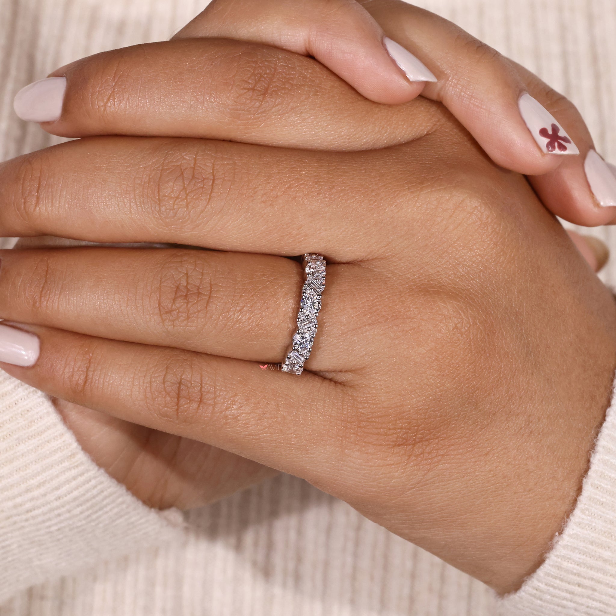 Avideri wedding band in white gold with custom fit.