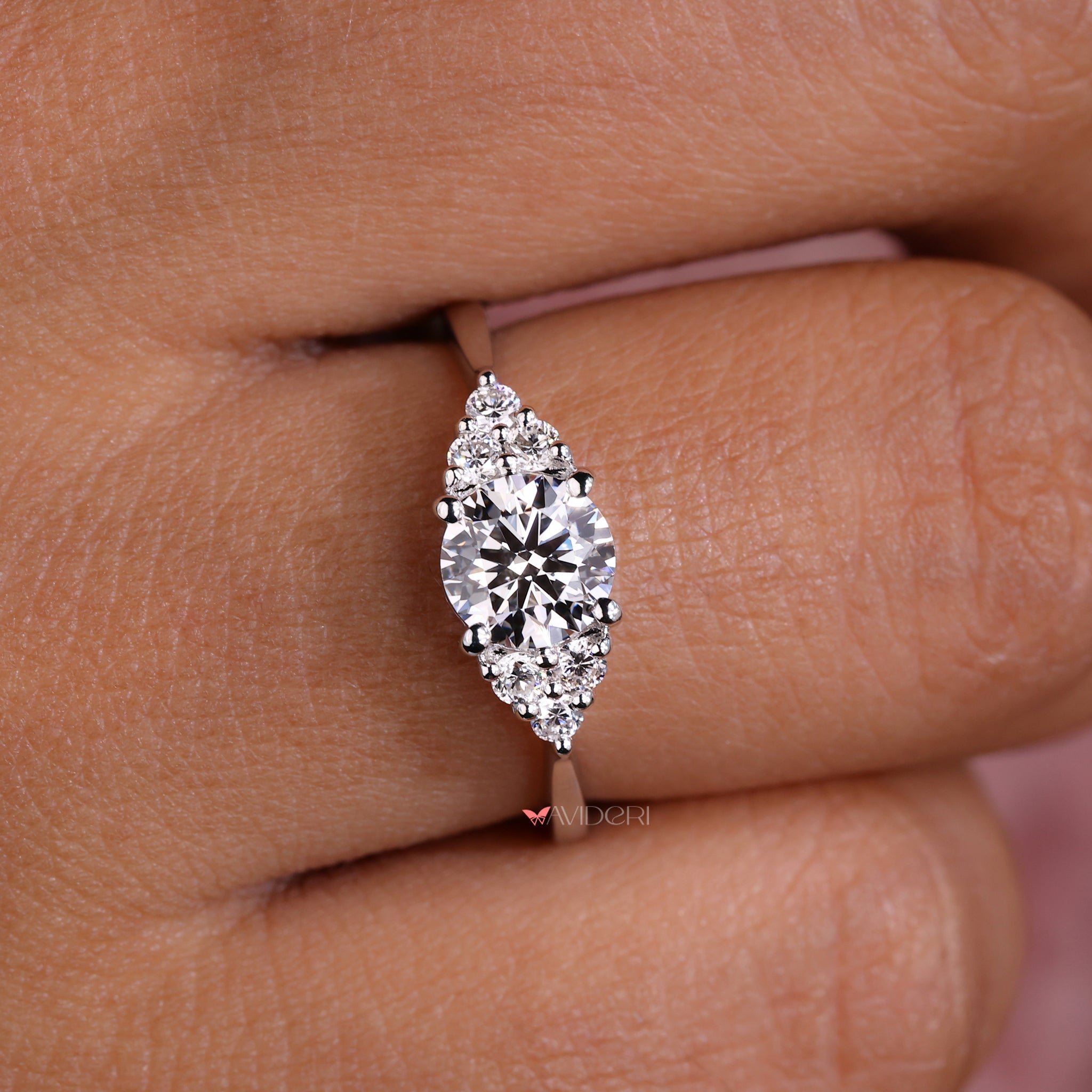 Classic Round Prong design offering a secure yet sophisticated look.