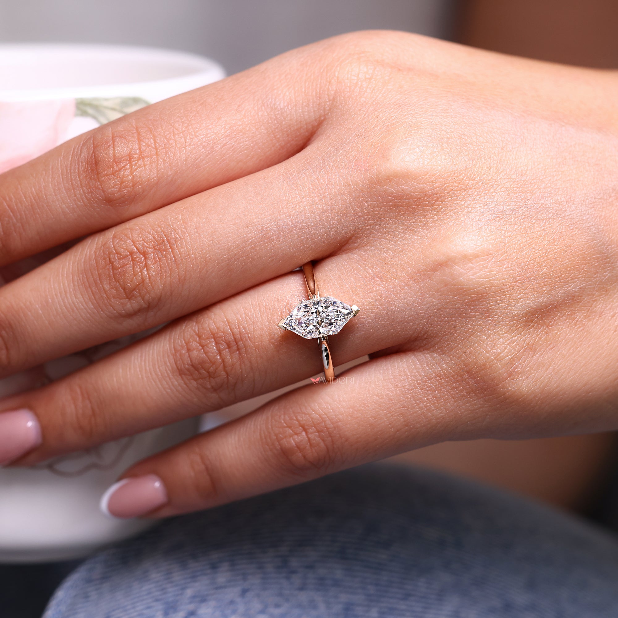 Cathedral setting diamond ring for engagement.
