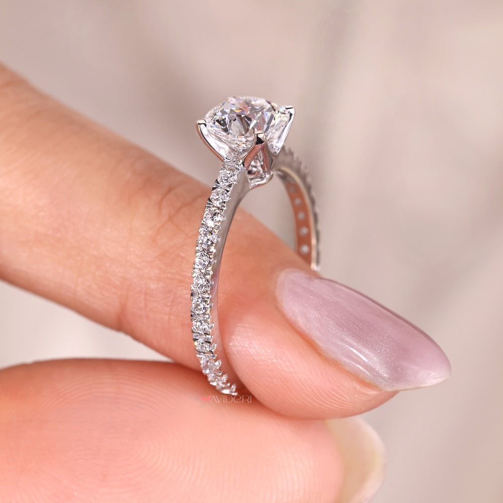Round cut diamond pave band, a great choice for any special occasion.
