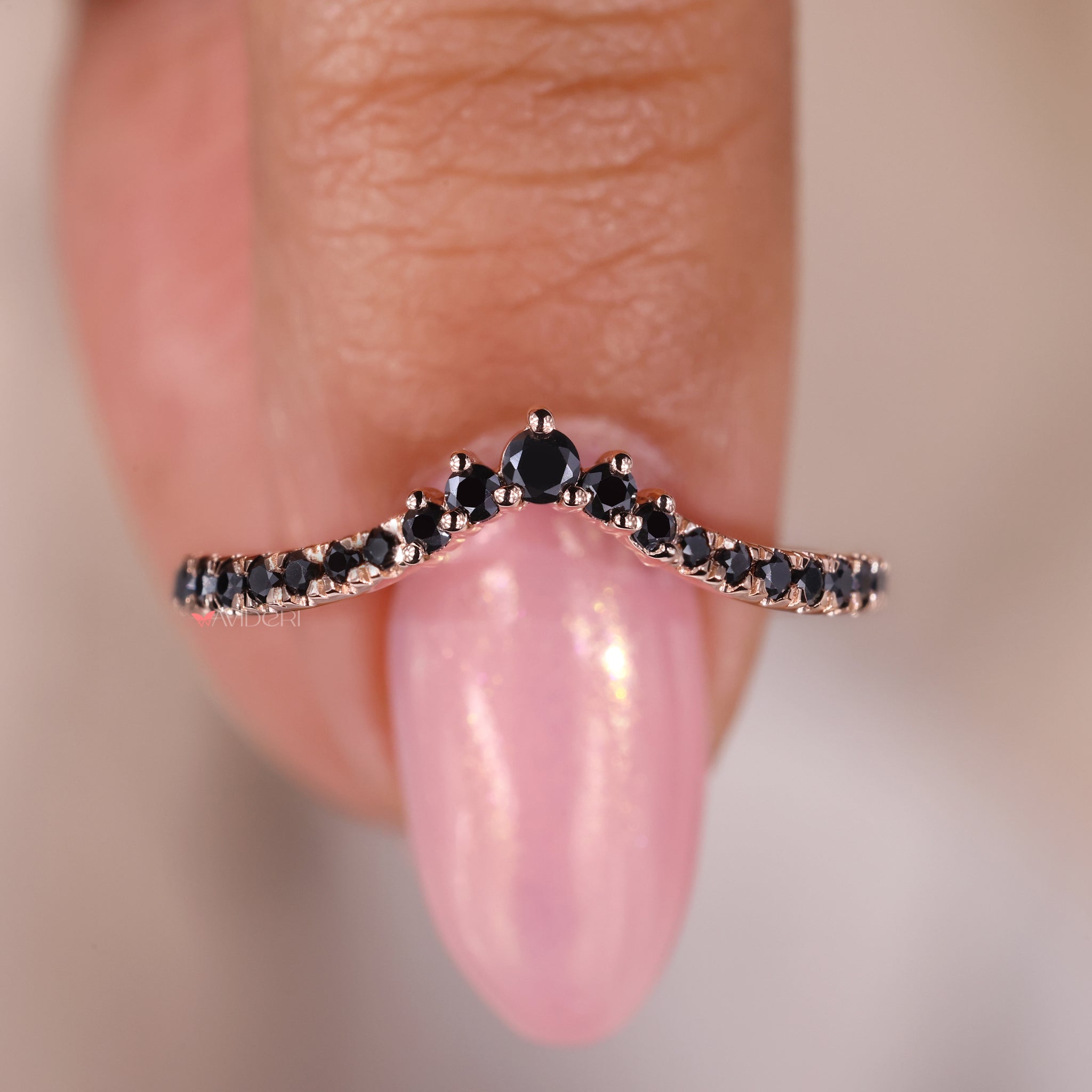 Curved Wedding Band Gold - Black Round Moissanite