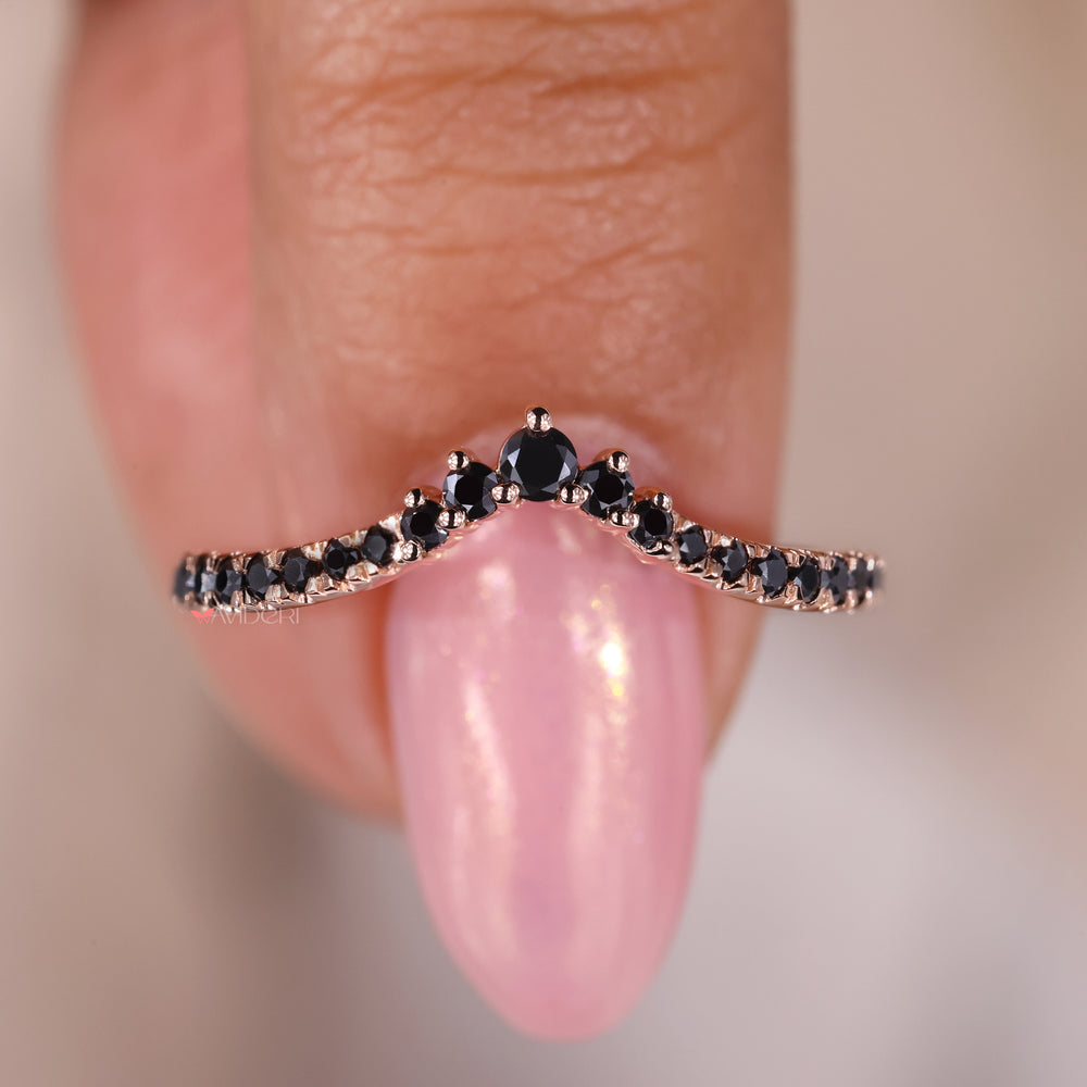 Curved Wedding Band Gold - Black Round Moissanite