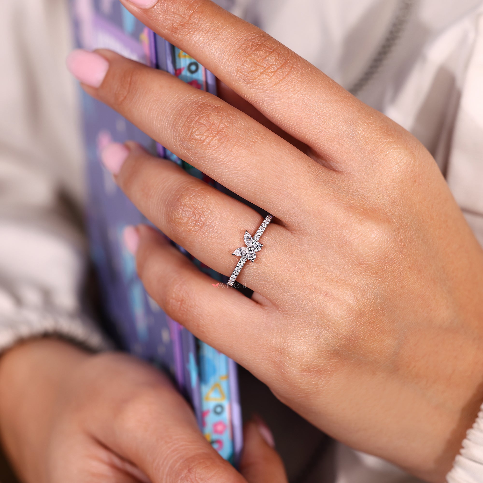 Marquise cut ring in white gold
