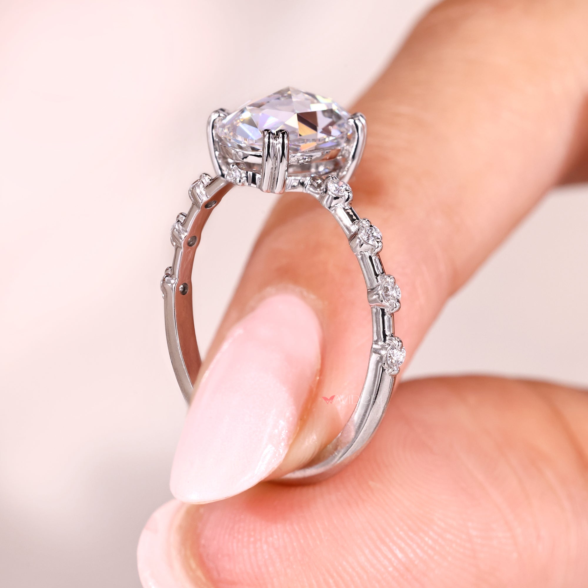 Round cut side stones with double prong setting.