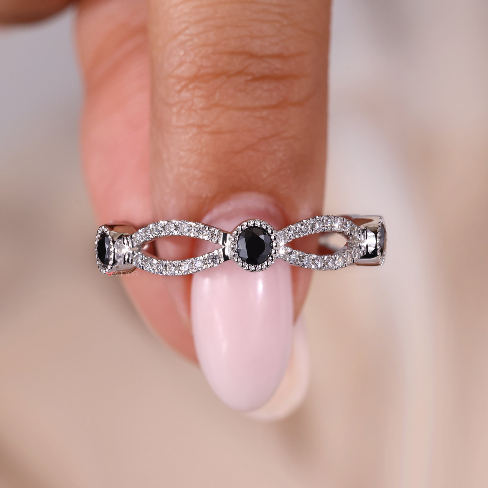 Infinity band ring in white gold for a timeless wedding look.
