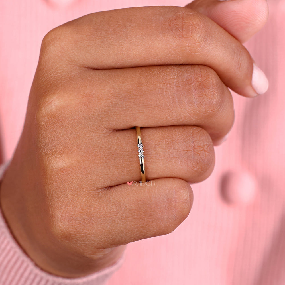Round diamond gold band with elegant simplicity.
