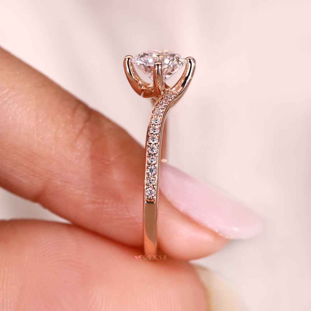 Lab grown round diamond ring with compass prongs.
