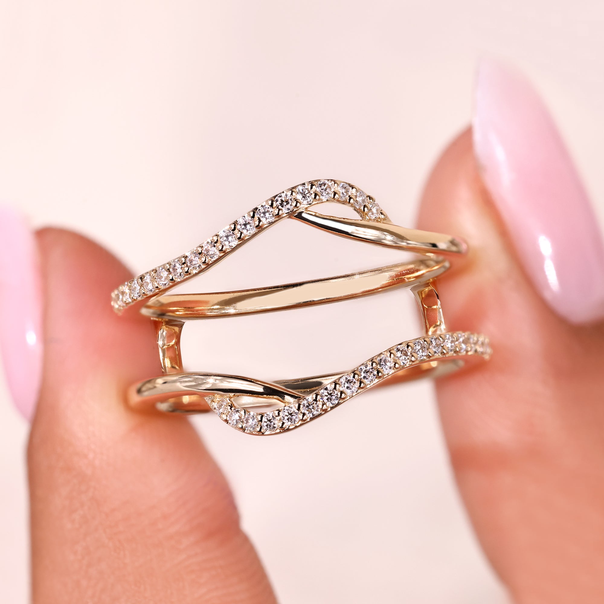 Avideri band with a round diamond setting.