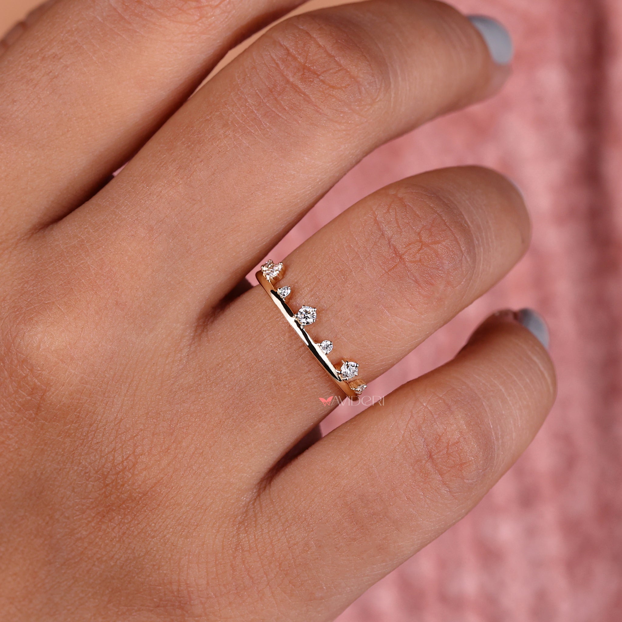 Avideri band with carefully set diamonds for a unique design.
