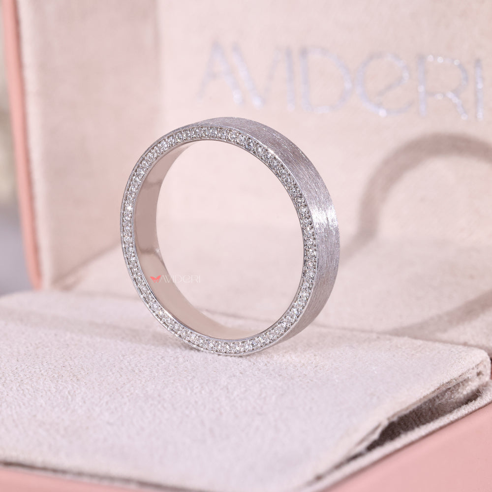 Avideri men’s wedding ring in white gold.
