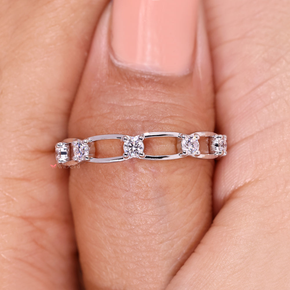 Stylish moissanite eternity band with link design.

