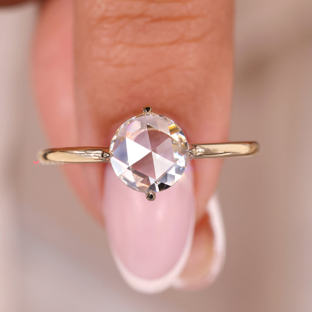 Beautiful 4 prong claw setting securing a sparkling diamond.
