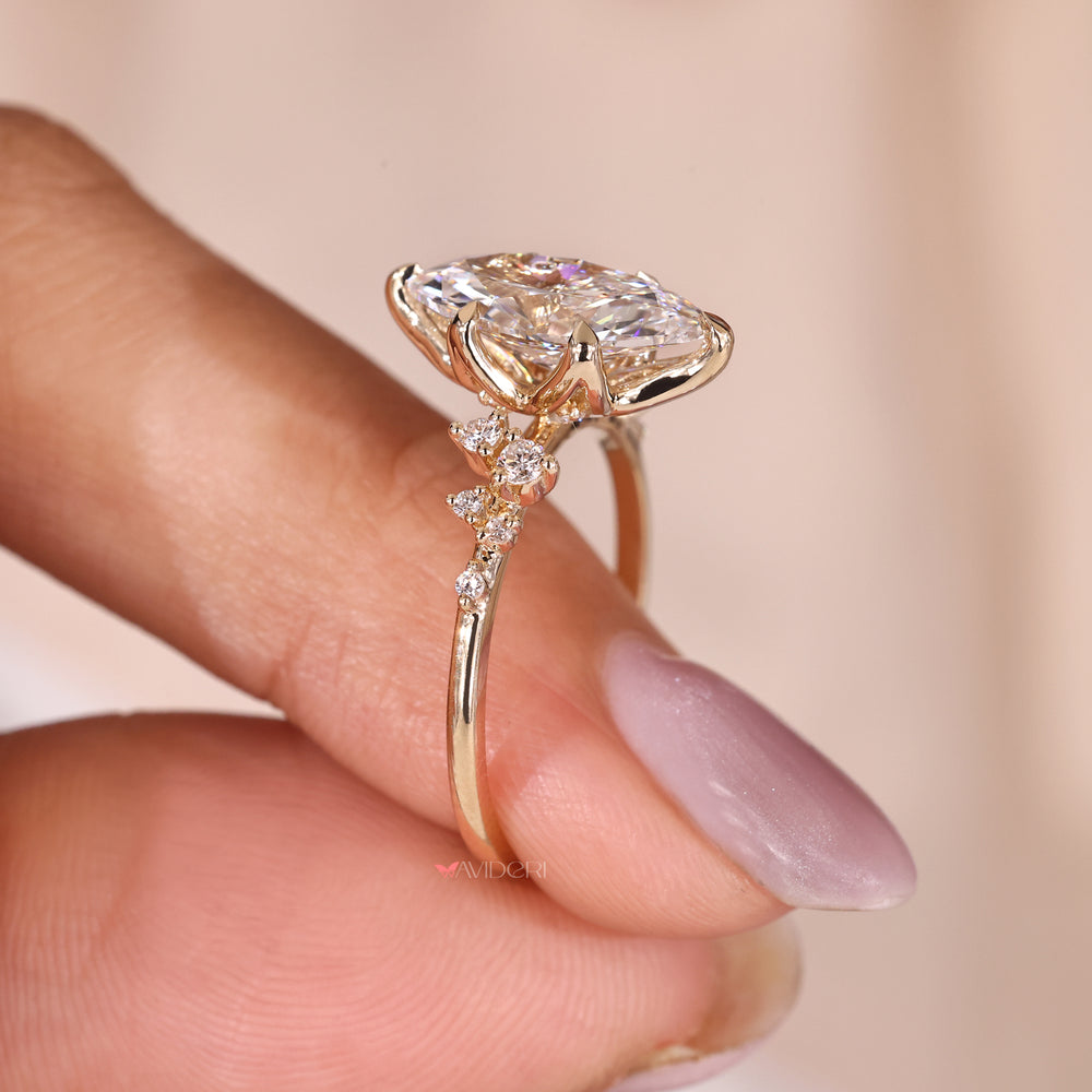 Round side diamond engagement ring in yellow gold, featuring a clean and secure setting.
