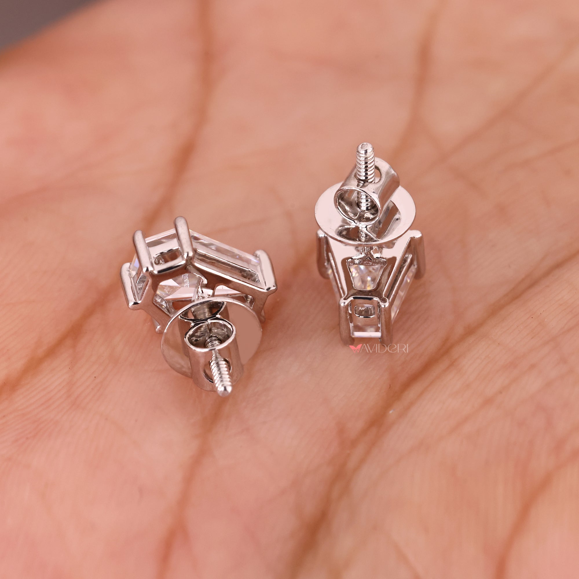 Screw back earrings in white gold perfect for everyday wear.