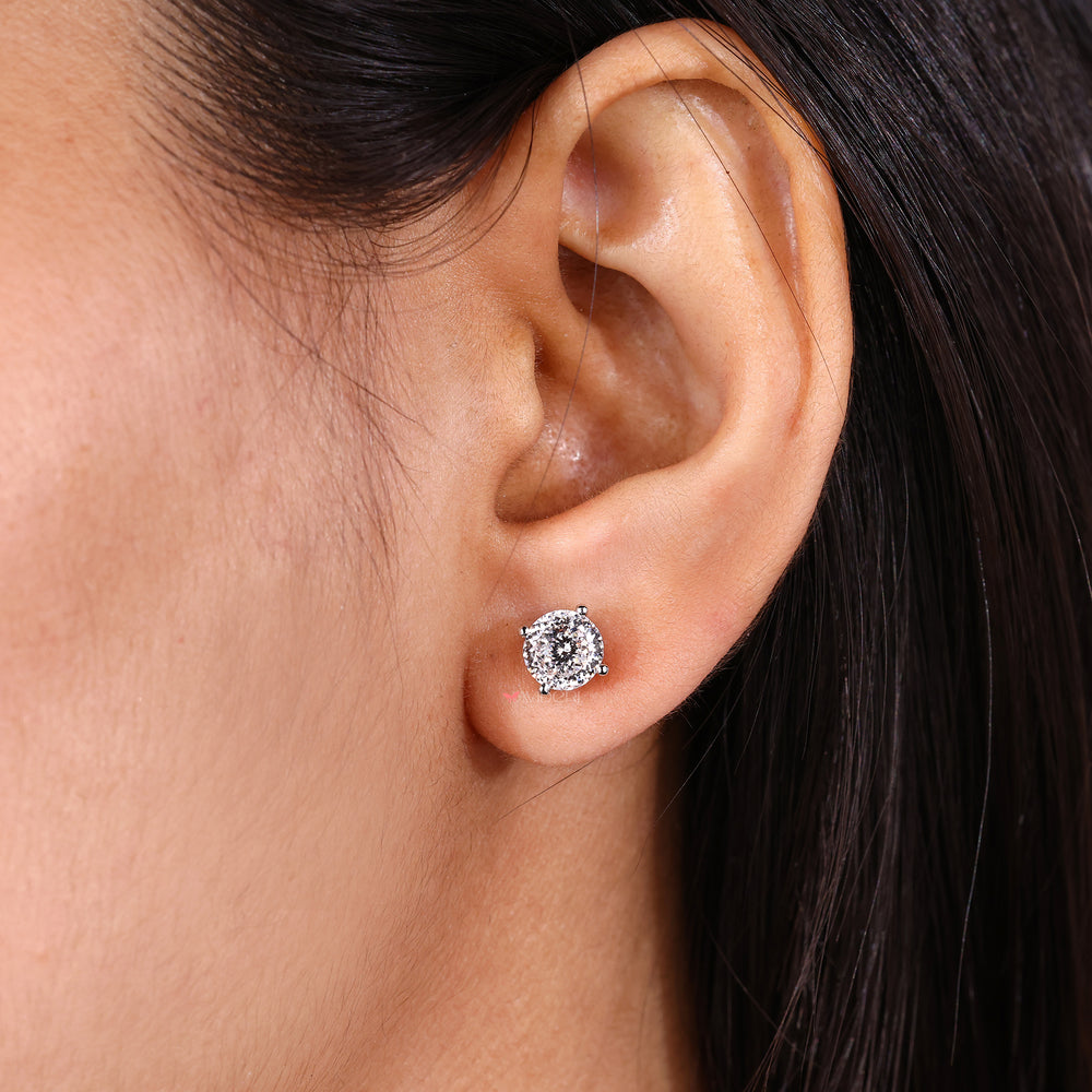 Simple stud earrings with Portuguese cut diamond.