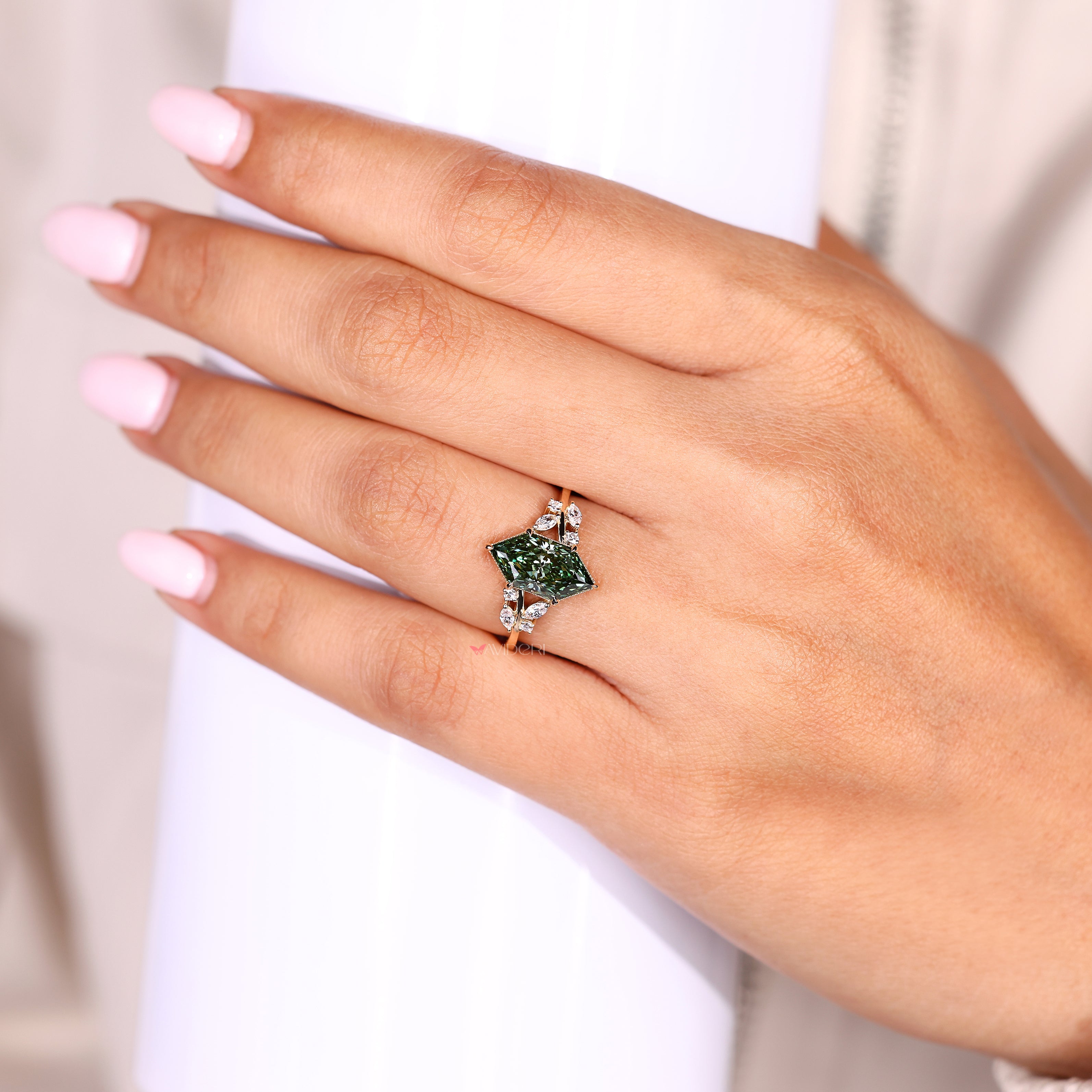 Split shank diamond ring with green center and accents
