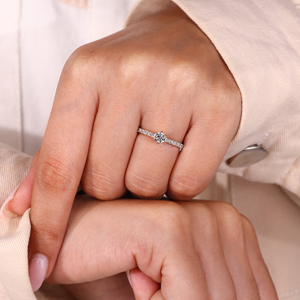 Round diamond pave setting ring with six claw prong setting ring.