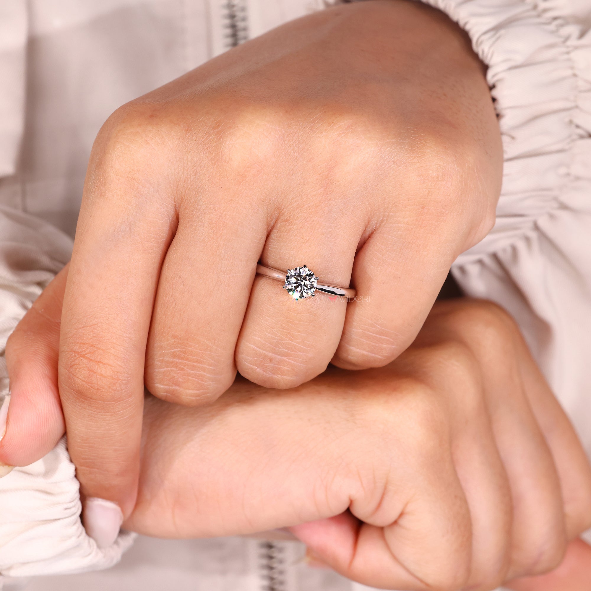 Avidéri engagement ring with round diamond.