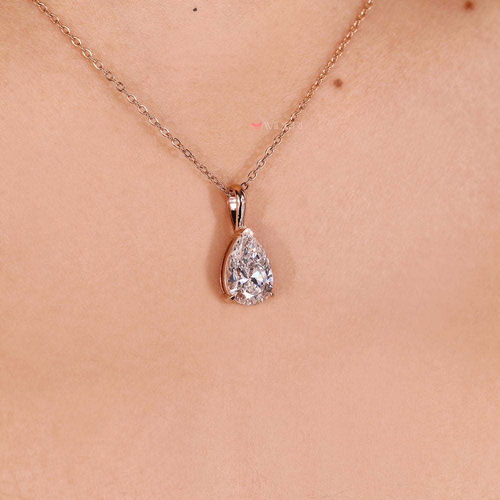 V prong in 2 claw prong setting pendant.