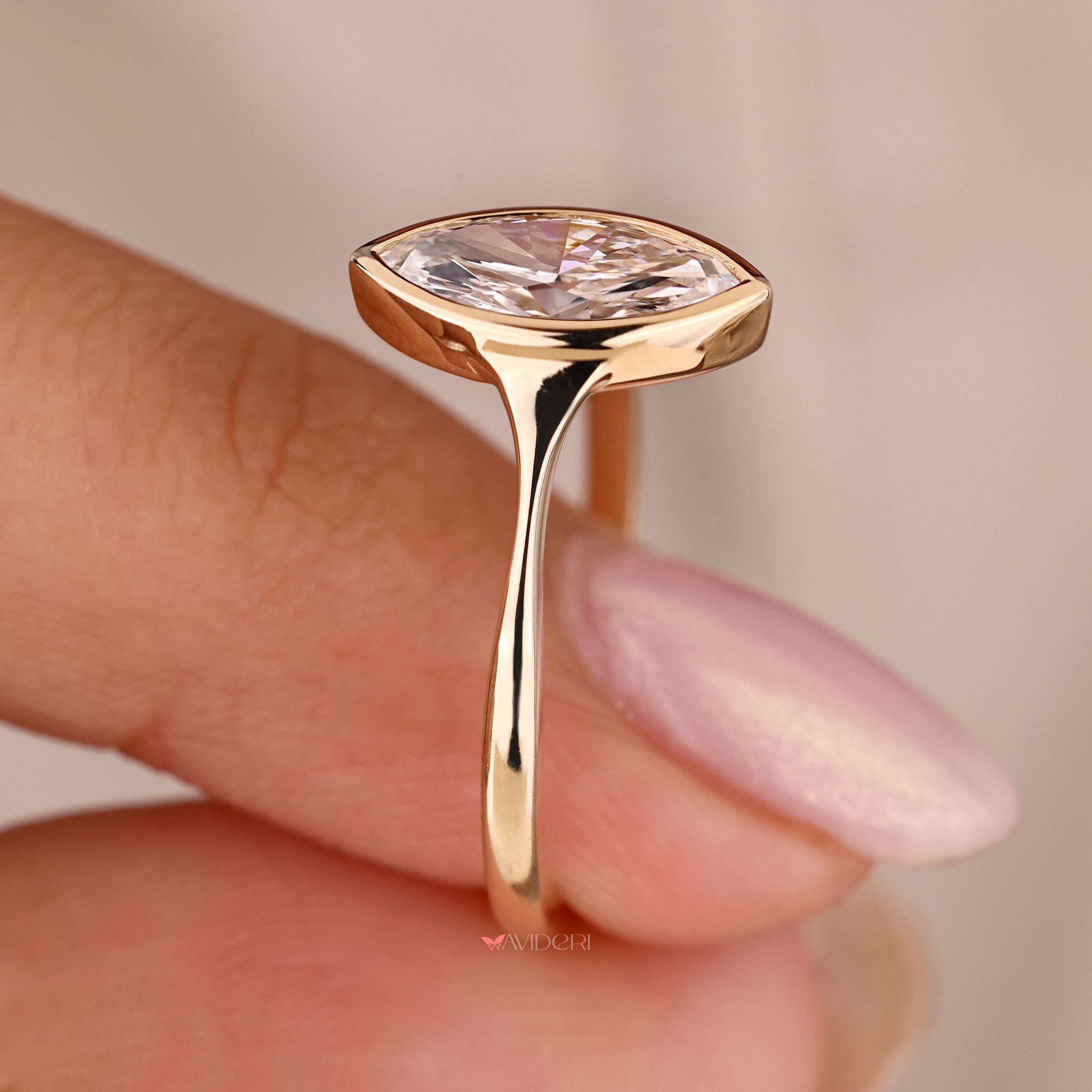 Pinched shank ring with a modern profile.