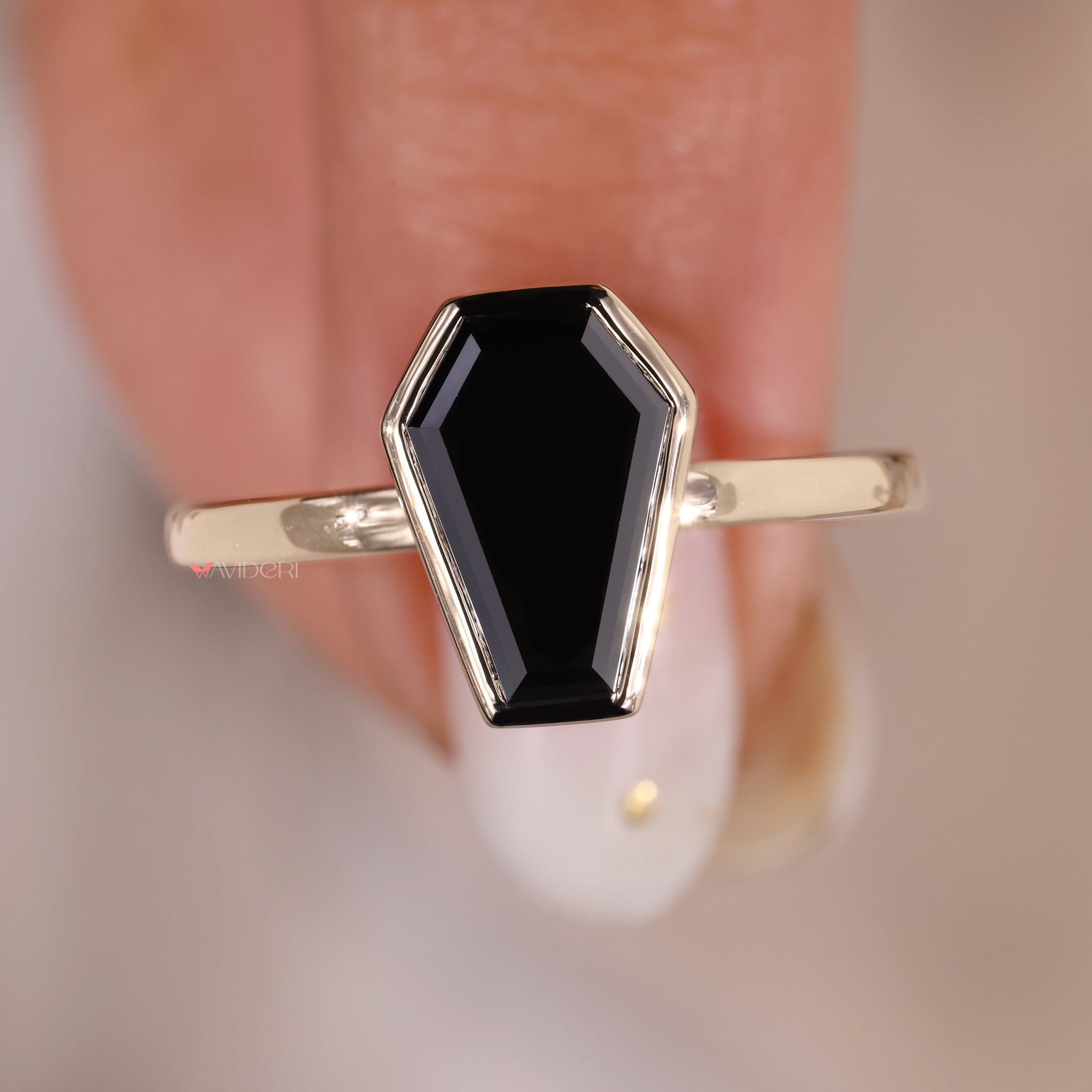 Classic refinement is achieved with the yellow gold ring’s polished finish.
