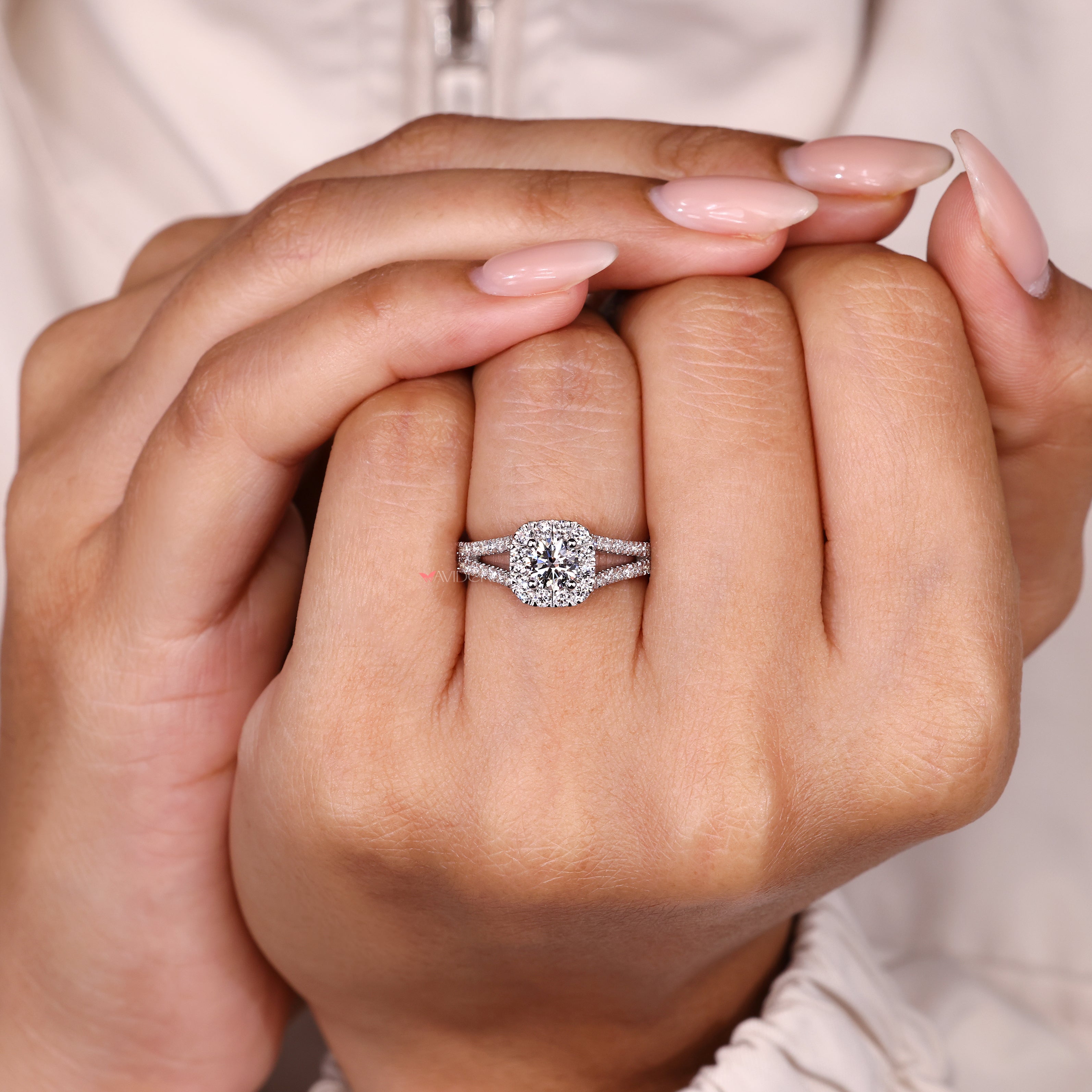 IGI certified round diamond ring handmade.
