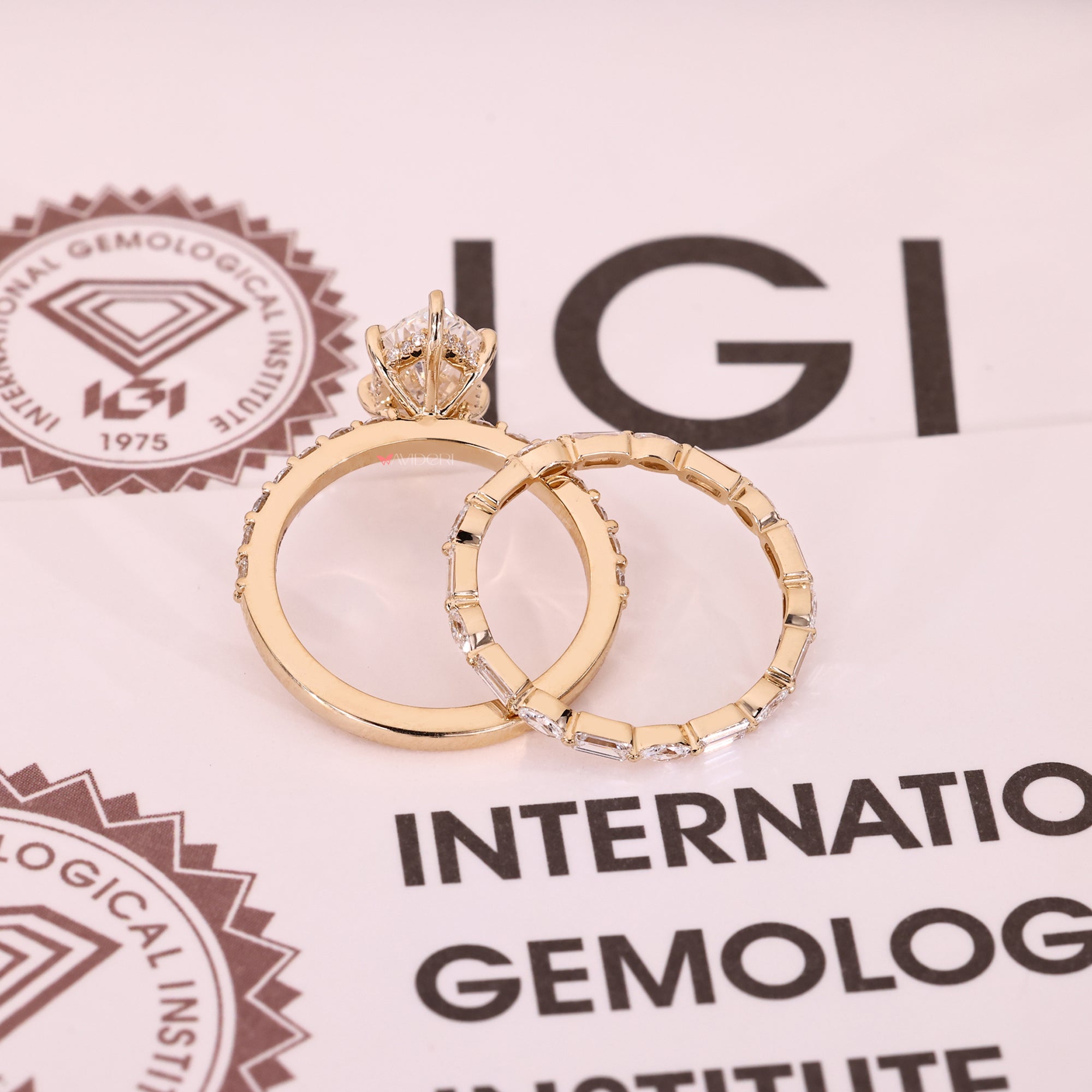 Stackable wedding band in yellow gold bridal set.