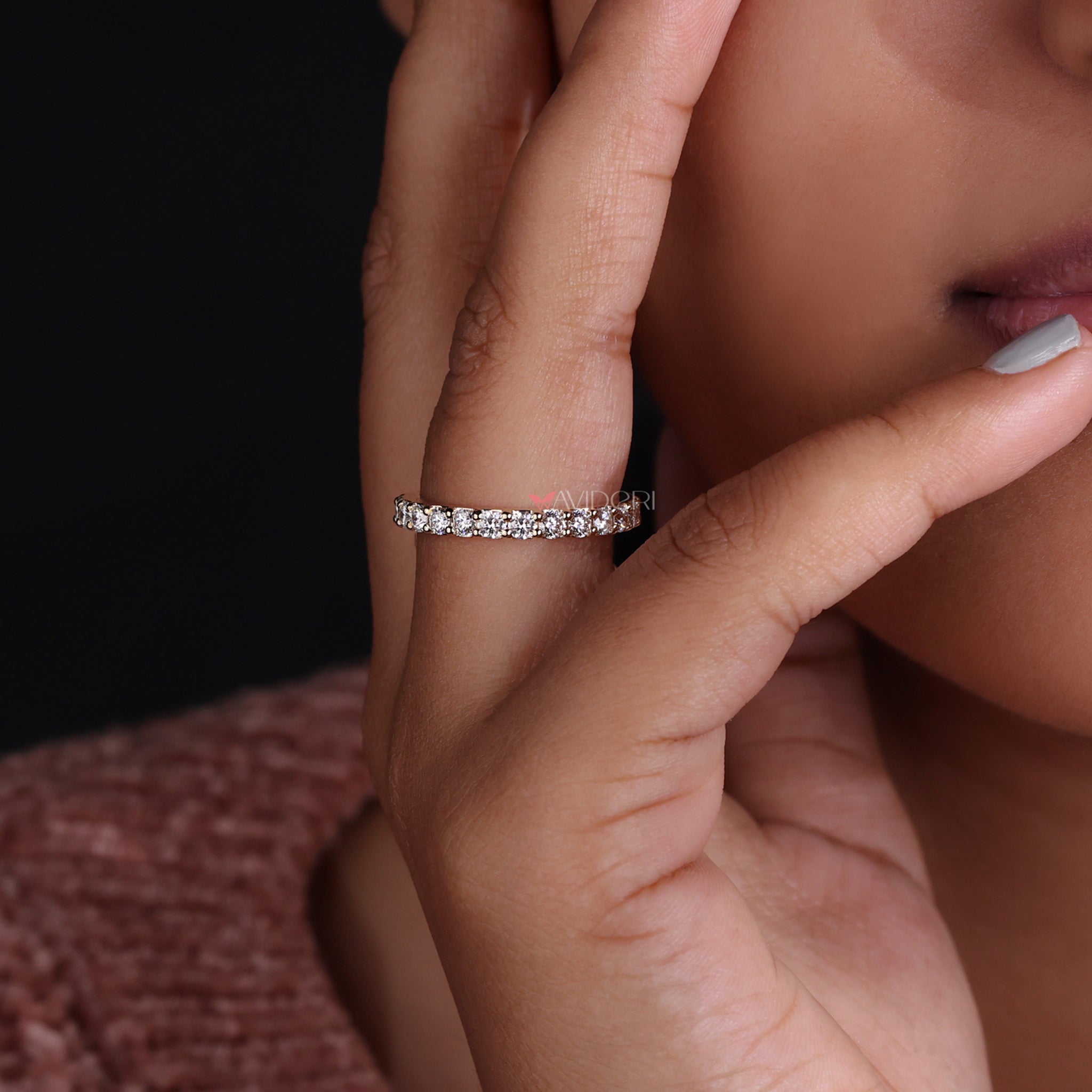 Diamond eternity band in yellow gold with sparkling diamonds.
