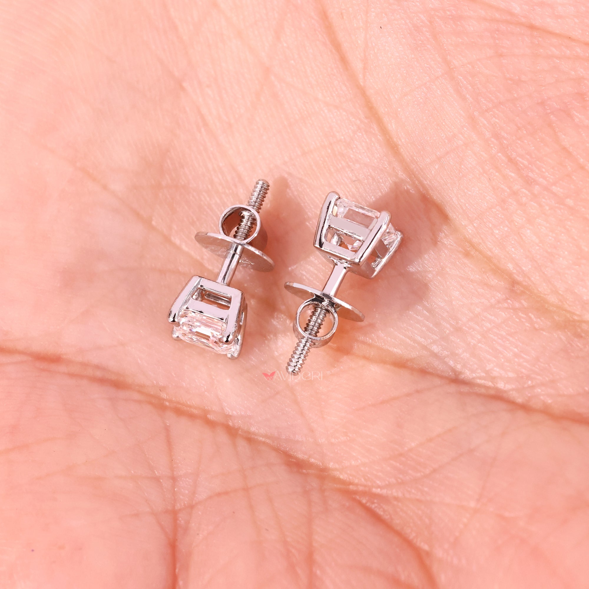 White gold earrings featuring IGI certified diamonds.