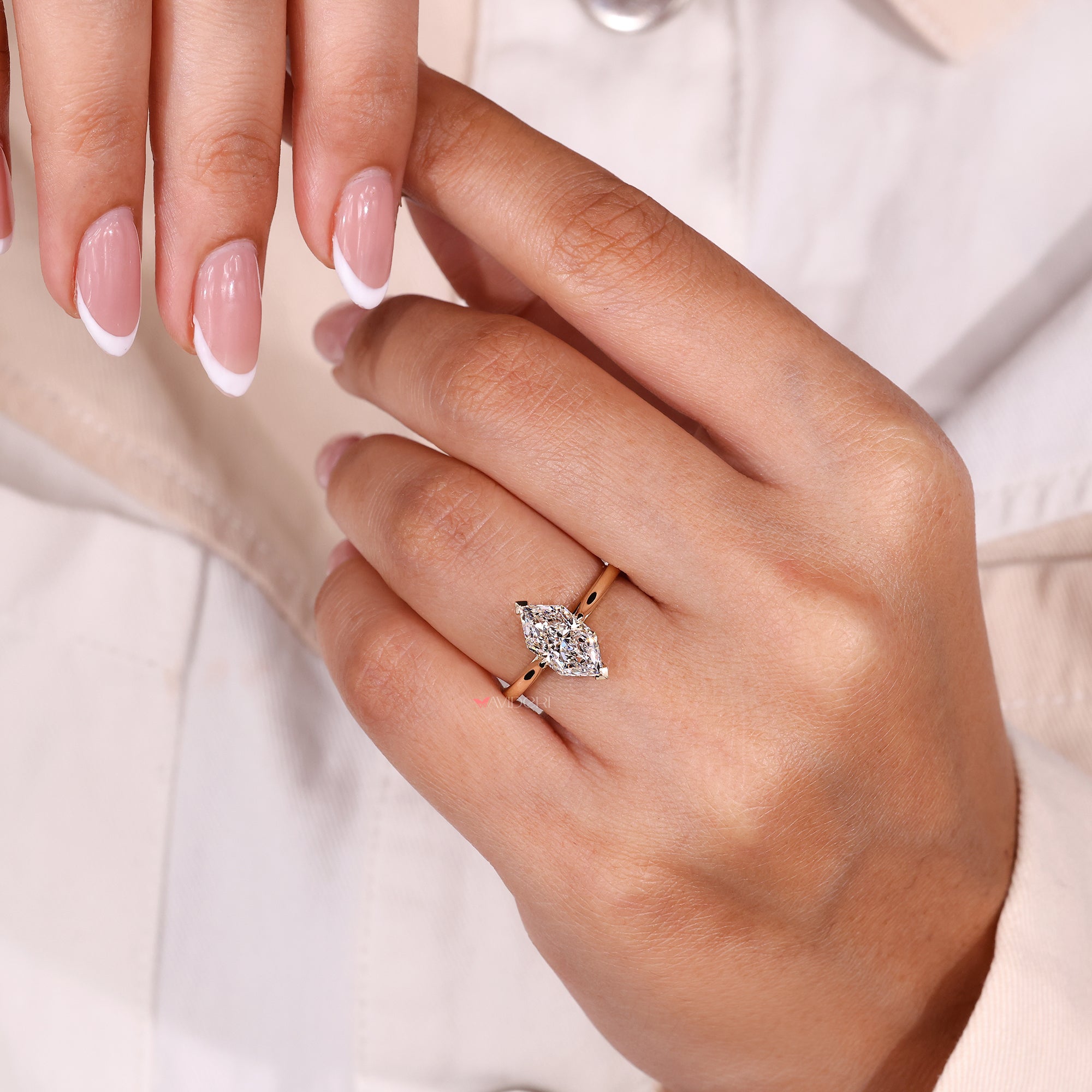Buy engagement ring online at Avideri.
