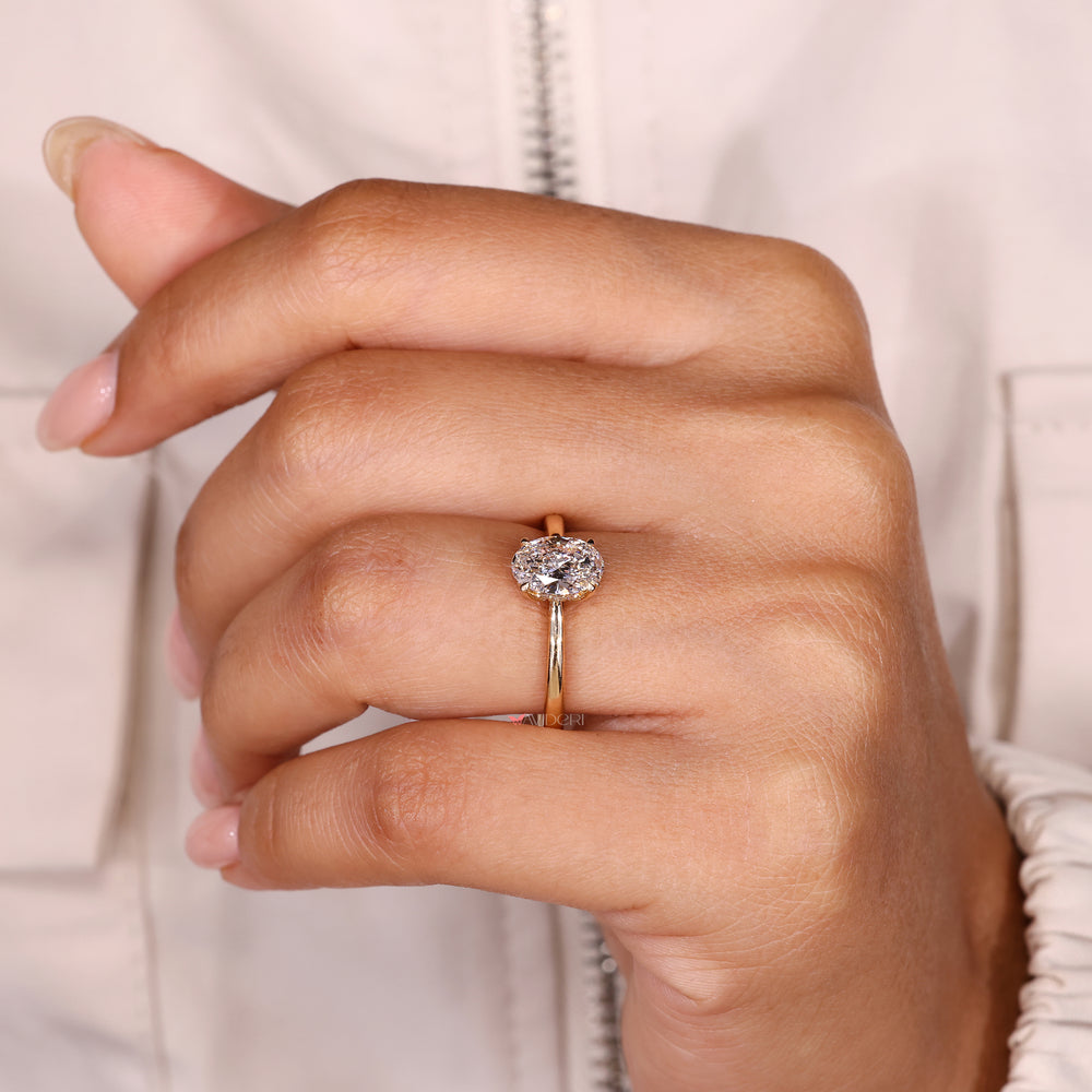Oval ring with tapered shank and claw prongs.
