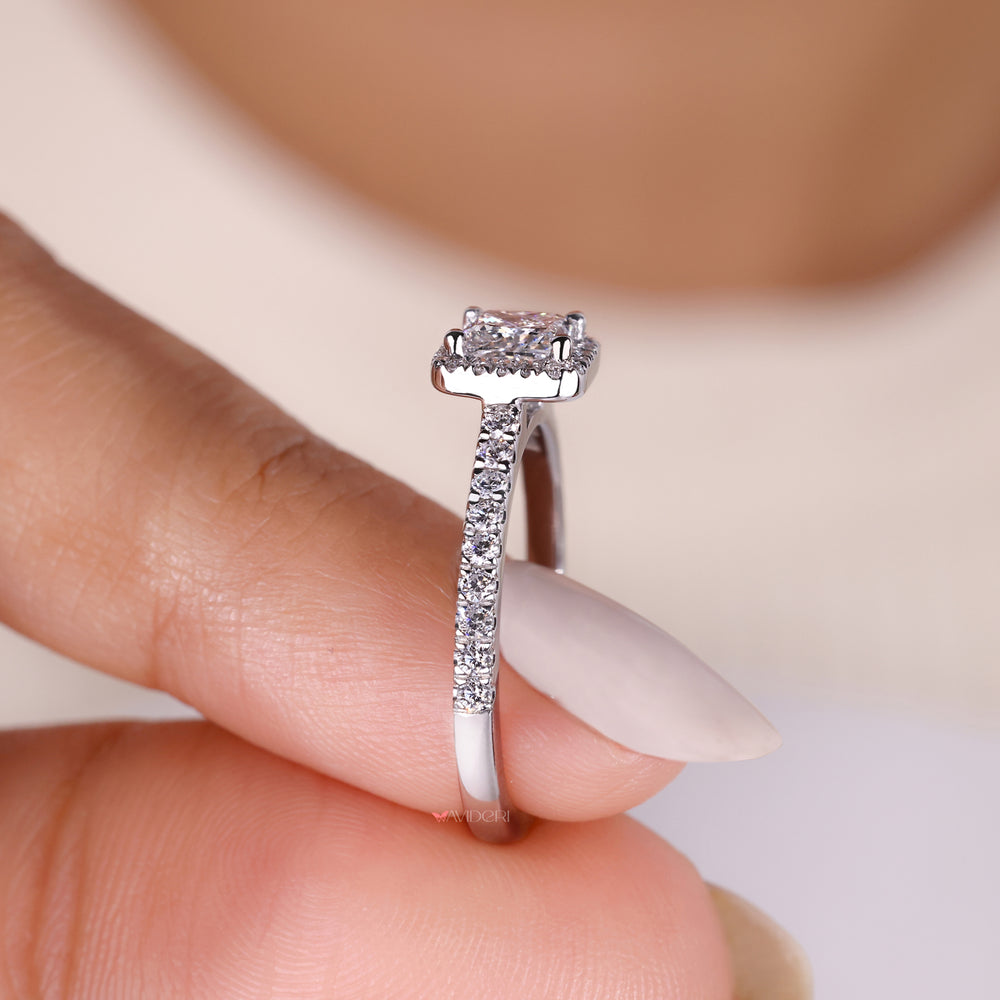 Princess halo cut designed to enhance the brilliance of the diamond with a unique and stylish touch.
