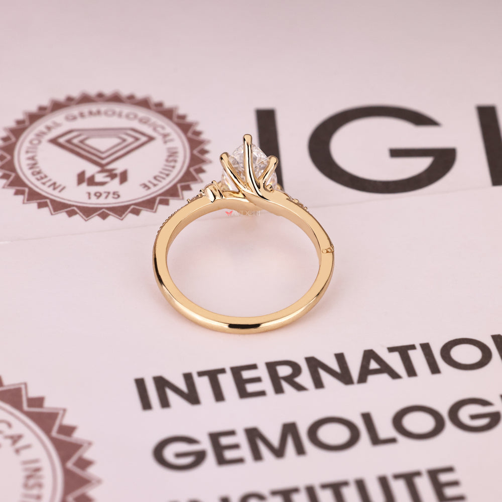 Pear diamond ring with vintage style and milgrain finish
