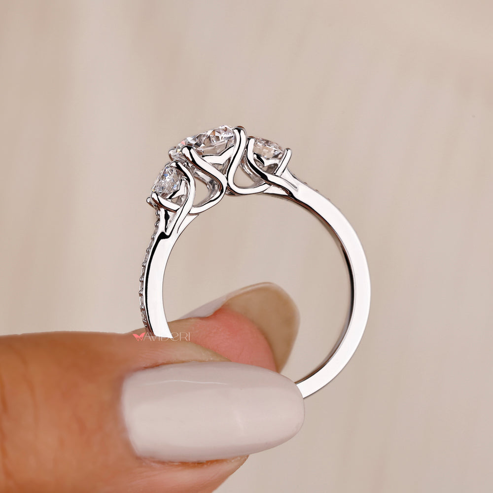 Round diamond engagement ring in white gold.
