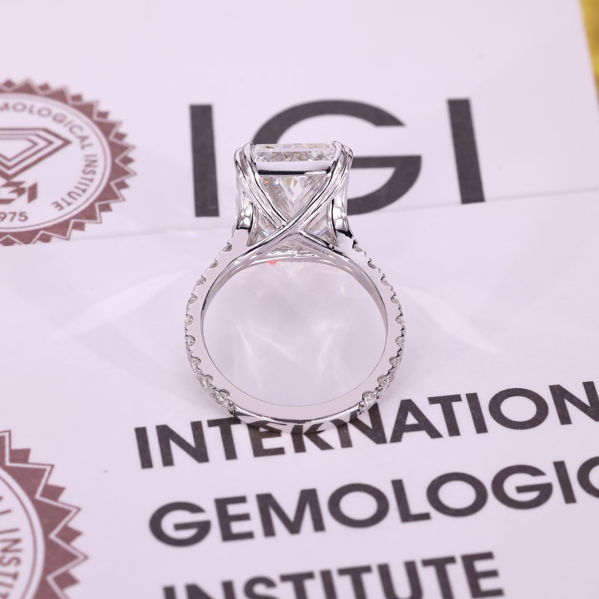 Trellis setting ring designed with smooth flowing metalwork.