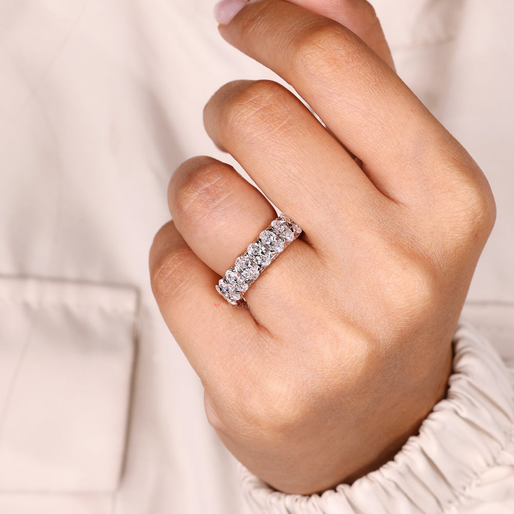 Lab grown diamond oval band two tone style.
