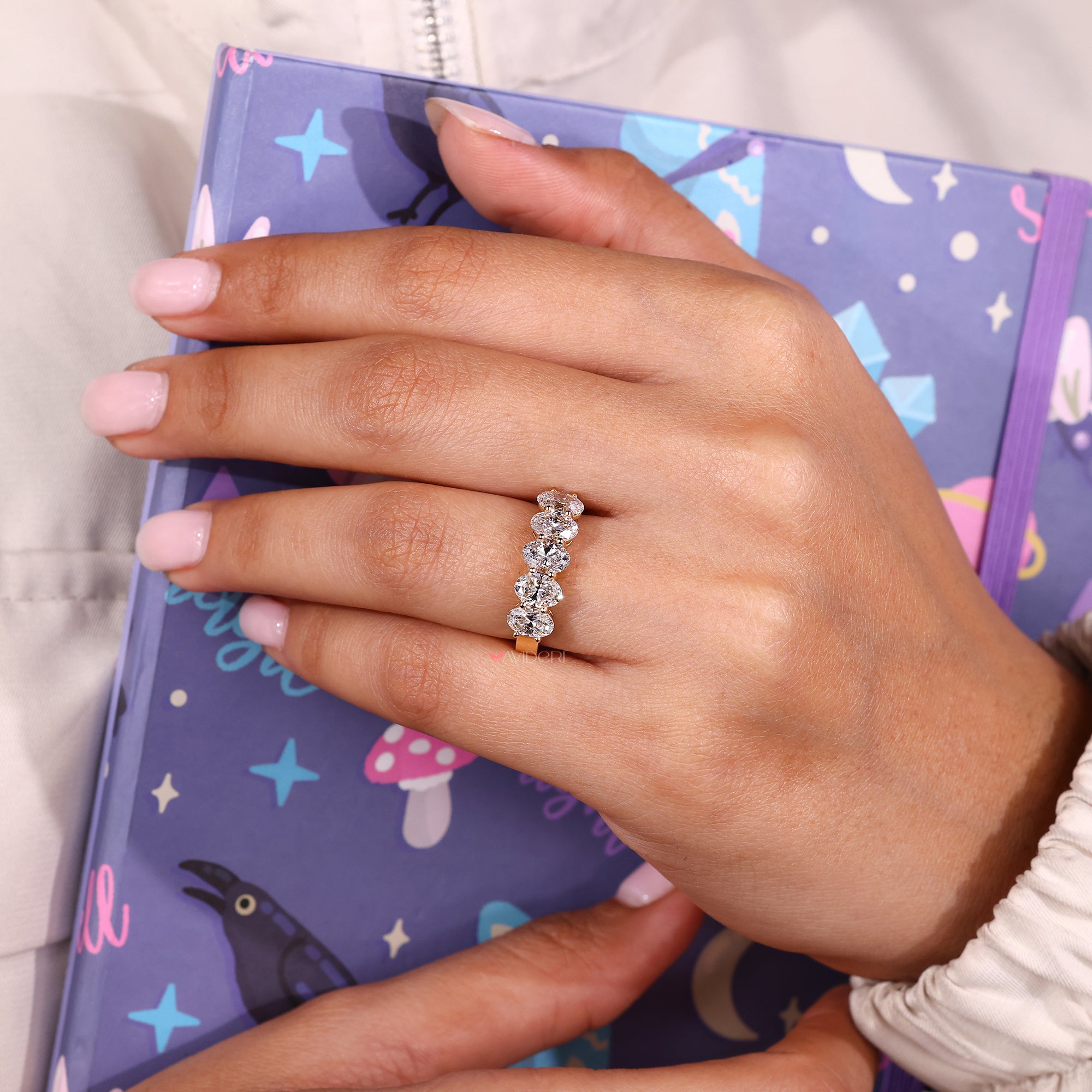 Shared prong wedding band in a sleek design.