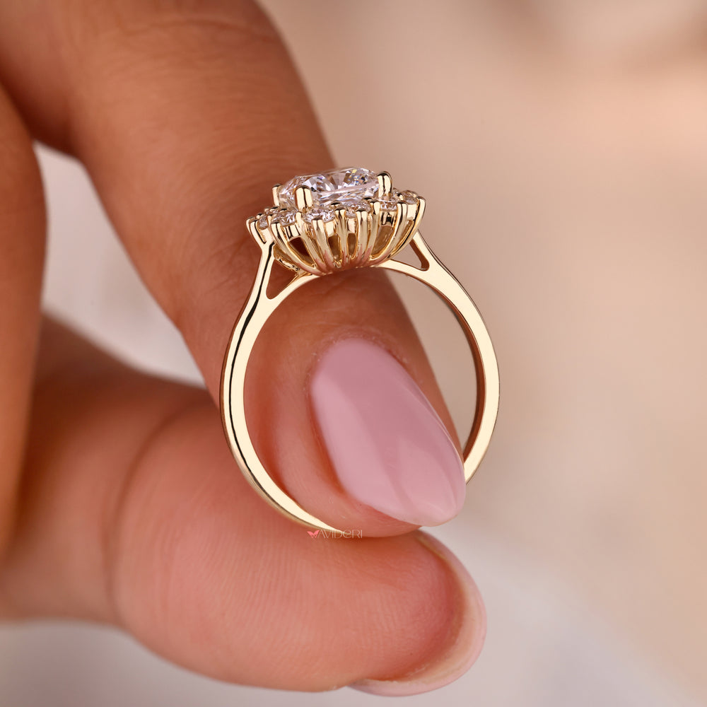 Exquisite halo diamond cluster ring blending modern and traditional elements.
