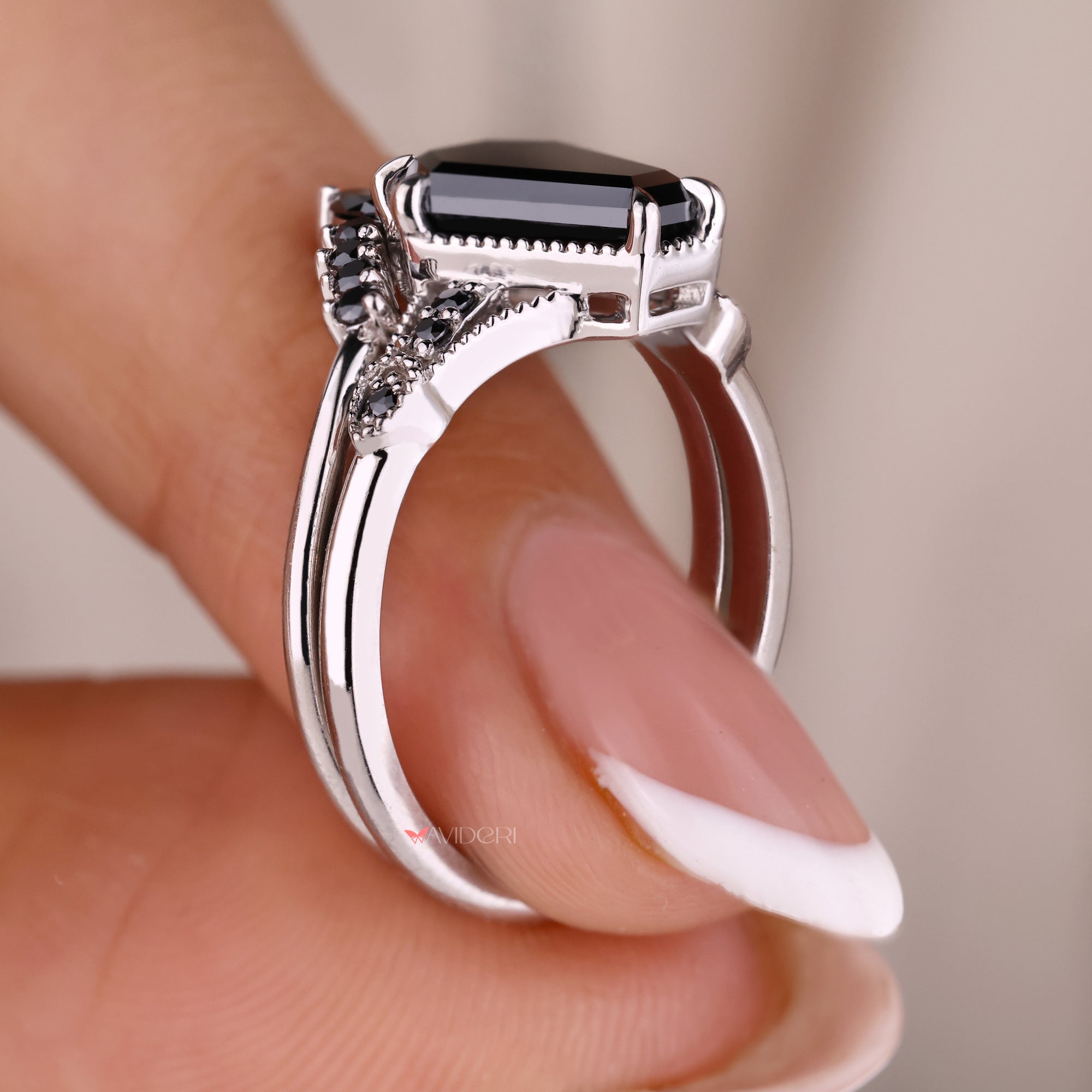 Round cut side stone in moissanite bridal set.