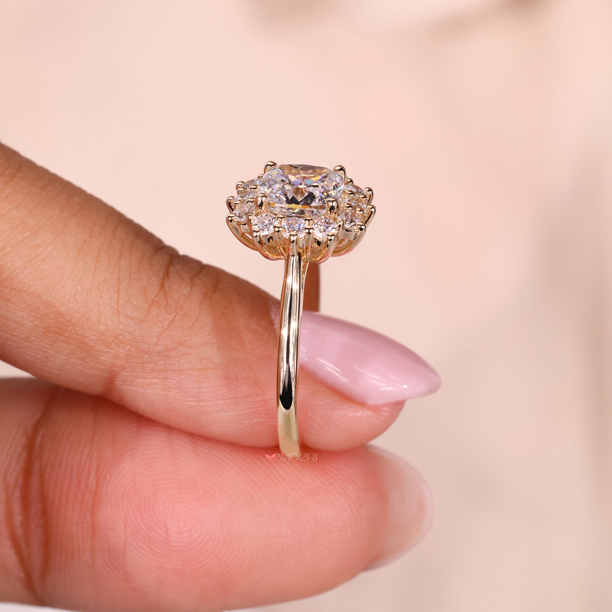 Sophisticated diamond cluster ring featuring a cushion cut design.
