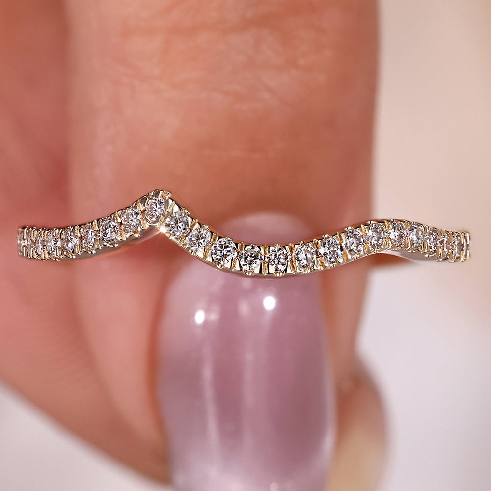 Wave-shaped band with round diamonds, designed for a smooth and flowing look.