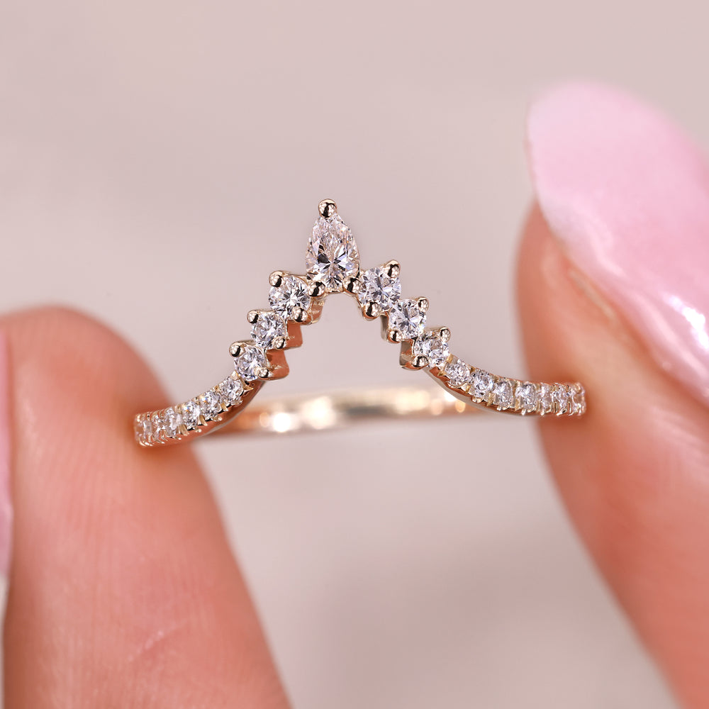 Avideri band with chevron diamond style.