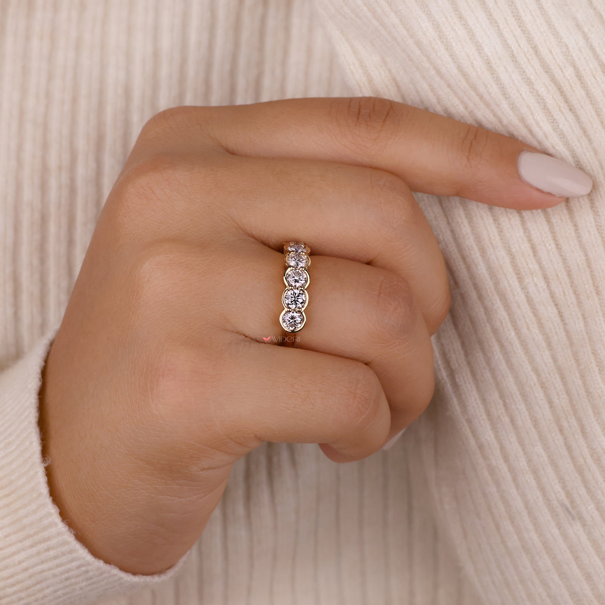 Avideri band in bezel set round diamond style.
